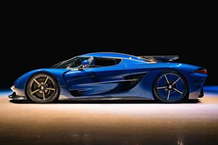 Được tối ưu hóa khí động học với chỉ số cản gió 0,278, Jesko Absolut Kronos chỉ sử dụng hai vây nhỏ để tạo lực ép 40 kg ở 250 km/h và 150 kg ở tốc độ tối đa. Theo lý thuyết, mẫu xe có thể đạt vận tốc trong khoảng từ 531 – 563 km/h, điều này khiến nó trở thành một trong những hypercar có tiềm năng phá kỷ lục thế giới về tốc độ.