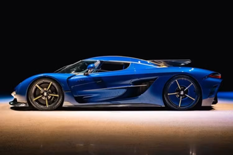 Được tối ưu hóa khí động học với chỉ số cản gió 0,278, Jesko Absolut Kronos chỉ sử dụng hai vây nhỏ để tạo lực ép 40 kg ở 250 km/h và 150 kg ở tốc độ tối đa. Theo lý thuyết, mẫu xe có thể đạt vận tốc trong khoảng từ 531 – 563 km/h, điều này khiến nó trở thành một trong những hypercar có tiềm năng phá kỷ lục thế giới về tốc độ.