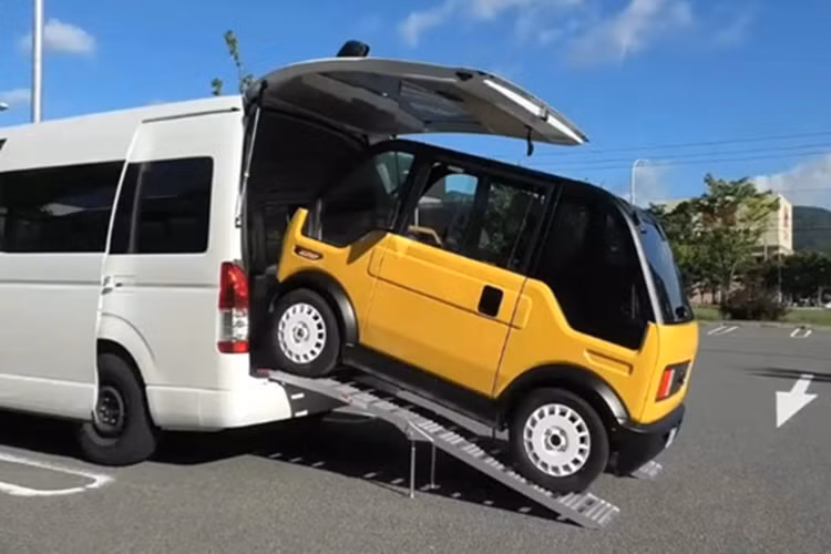 Ngay từ khi xuất hiện trên mạng xã hội, Mibot của KG Motors đã nhanh chóng gây sốt với ngoại hình nhỏ nhắn. Với kích thước tổng thể dài x rộng x cao lần lượt là 2.490 x 1.130 x 1.465 mm, mẫu xe này thậm chí còn nhỏ hơn cả Wuling Hongguang Mini EV và chỉ dài hơn đôi chút so với một chiếc xe máy Honda SH.