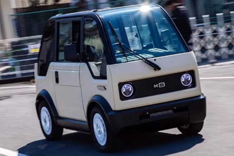 Về khả năng vận hành, Mibot được trang bị cụm pin có dung lượng 7,68 kWh, cho phép xe di chuyển quãng đường tối đa 100 km sau một lần sạc đầy với nguồn điện AC 100V (thời gian sạc khoảng 5 giờ). Tốc độ tối đa của xe đạt 60 km/h, đủ dùng cho nhu cầu di chuyển cá nhân trong nội đô.