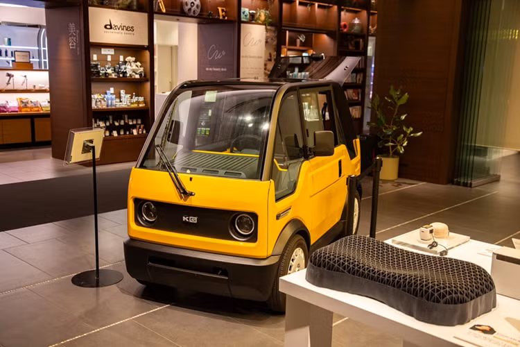 Dự kiến, KG Motors sẽ chính thức mở bán Mibot 2026 với mức giá khoảng 1,1 triệu yen (tương đương khoảng 197 triệu VNĐ) và bàn giao lô xe đầu tiên gồm 3.000 chiếc vào năm 2026.