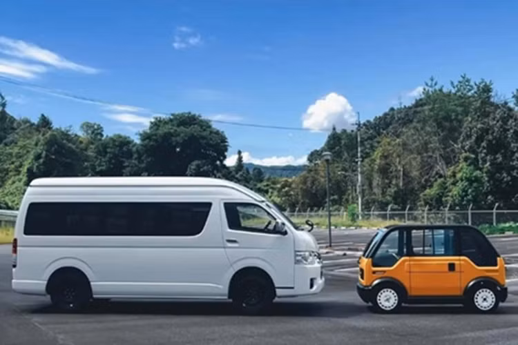 Thiết kế của Mibot mang đậm chất "kei car" đặc trưng của Nhật Bản, với đèn pha tròn cổ điển và những đường nét thân thiện. Dù sở hữu thân hình khiêm tốn, chiếc xe vẫn được trang bị khá đầy đủ tiện nghi, bao gồm: màn hình cảm ứng 8 inch, hệ thống điều hòa không khí, kết nối không dây, tính năng cập nhật phần mềm từ xa (OTA) và trần kính toàn cảnh.