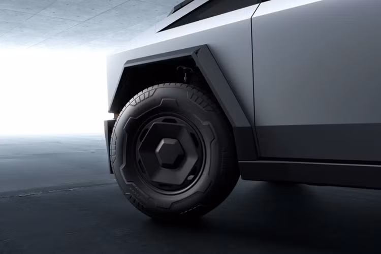 Phiên xe bán tải điện Tesla Cybertruck bản tiêu chuẩn sử dụng bộ mâm kích thước 18 inch. Khách hàng cũng có thể nâng cấp lên mâm 20 inch với thiết kế tương đồng bản Cyberbeast với giá chỉ 3.500 USD.
