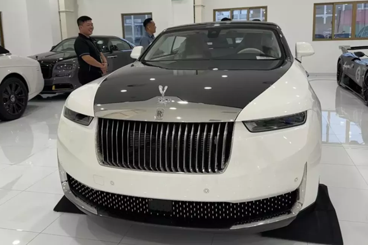 Vào tháng 3/2024, hãng xe siêu sang Rolls-Royce đã trình làng chiếc xe Rolls-Royce Arcadia Droptail siêu sang, được mệnh danh là kiệt tác 4 bánh mới với giá đồn đoán hơn 30 triệu USD (tương đương 721 tỷ đồng), và chủ nhân của xe được tiết lộ là 1 đại gia kín tiếng Singapore.