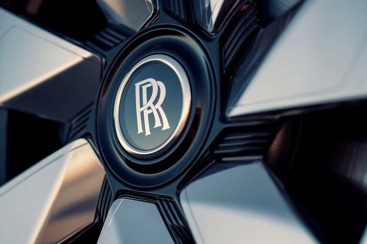 Hãng Rolls-Royce đã thử nghiệm tất cả các loại gỗ để đảm bảo chúng đáp ứng tiêu chuẩn về độ bền, tương tự gỗ dùng bên ngoài xe. Được biết, hãng đã thử nghiệm hơn 150 loại gỗ bằng những phương pháp như phơi nắng, dầm mưa và thay đổi nhiệt độ.