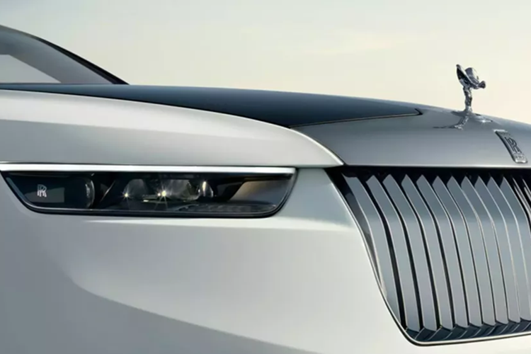 Khác với 2 chiếc Droptail trước đó, Rolls Royce Arcadia Droptail được sơn màu trắng nhã nhặn. Các nhà thiết kế của Rolls-Royce đã phát triển "bộ cánh"ngoại thất 2 tông màu cho chiếc xe siêu sang này.