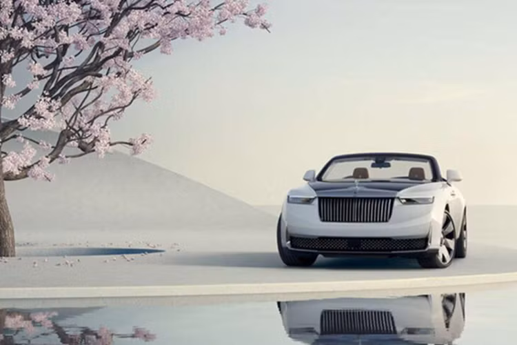 Phần lớn thân xe được sơn màu trắng trơn pha với các hạt nhôm và thủy tinh mịn. Khu vực bên dưới lại được ốp sợi carbon nhưng sơn màu bạc. Đây là chiếc Rolls-Royce Droptail đầu tiên có những chi tiết ốp sợi carbon sơn màu bạc như thế này.