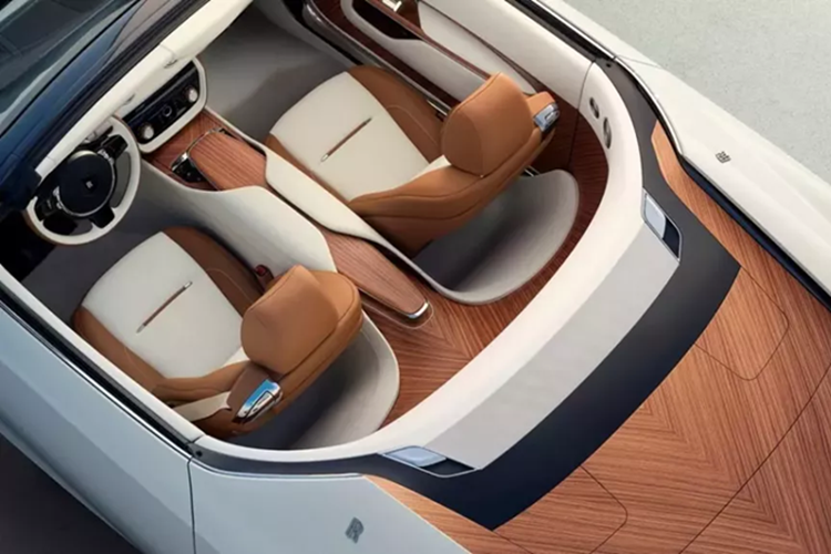 Chưa hết, Rolls Royce Arcadia Droptail còn sở hữu nhiều chi tiết ốp gỗ từ ngoài vào trong nhằm tạo cảm giác cao cấp và gợi liên tưởng đến boong du thuyền. Cụ thể, hãng Rolls-Royce đã sử dụng tổng cộng 233 mảnh gỗ cho chiếc xe này. Trong đó, riêng khu vực phía sau khoang nội thất được tạo ra từ 76 mảnh gỗ.