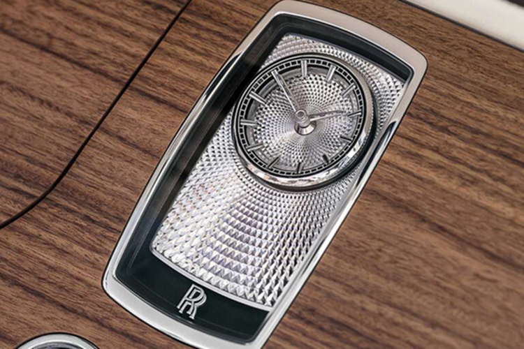 Tổng cộng, hãng Rolls-Royce đã mất hơn 8.000 giờ đông hồ lao động để tạo ra những chi tiết bằng gỗ trên xe.