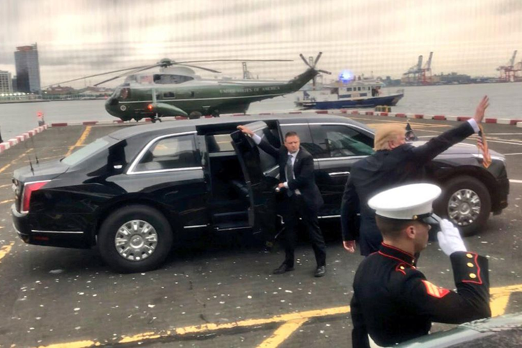 Ngoài ra, xe có các thiết bị chữa cháy đặc biệt. Trên The Beast 2.0 còn có một lượng khí oxy và túi máu trùng với nhóm máu của Tổng Thống Trump được dự trữ sẵn nhằm phòng trừ các trường hợp khẩn cấp .