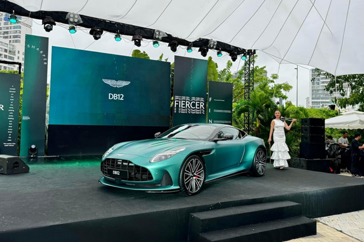 Nó cũng có nội thất được thiết kế lại và hệ thống thông tin giải trí hoàn toàn mới, có thể hỗ trợ Android Auto và Apple CarPlay. Hệ thống âm thanh 11 loa là trang bị tiêu chuẩn nhưng khách hàng có thể nâng cấp lên loại Bowers &amp; Wilkins 15 loa cao cấp hơn.