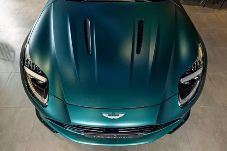 Ở tại Việt Nam, có 1 chiếc siêu xe Aston Martin DB12 đã được nhập khẩu chính hãng và bất ngờ thay nó đã được 1 nữ đại gia Hà Nội âm thầm mang về garage xe của mình. Chiếc xe thể thao hạng sang Aston Martin DB12 đầu tiên xuất hiện tại Việt Nam có màu xanh nhám, 1 màu sắc rất đẹp, và phải nói khá quý phái.
