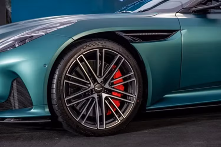 Được thiết kế để kỷ niệm 110 năm thành lập thương hiệu, Aston Martin DB12 là bản nâng cấp mở rộng của DB11 được giới thiệu vào năm 2016. Mẫu xe này được bổ sung những thay đổi như cản trước mới và lưới tản nhiệt lớn hơn. Kết hợp với đó là bộ chẻ khí nổi bật dưới cản trước, đèn pha LED cực cá tính.
