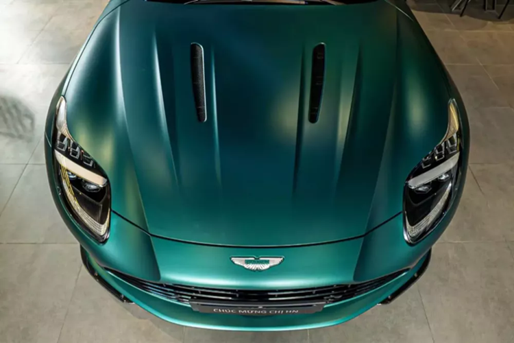 Ở tại Việt Nam, có 1 chiếc siêu xe Aston Martin DB12 đã được nhập khẩu chính hãng và bất ngờ thay nó đã được 1 nữ đại gia Hà Nội âm thầm mang về garage xe của mình. Chiếc xe thể thao hạng sang Aston Martin DB12 đầu tiên xuất hiện tại Việt Nam có màu xanh nhám, 1 màu sắc rất đẹp, và phải nói khá quý phái.