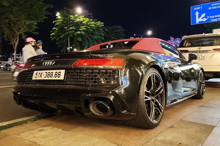 Kiểu mui xe này cũng mang đến sự cá tính riêng cho xe Audi R8 V10 Spyder 2022 bản nâng cấp giữa vòng đời. Chủ nhân của xe có thể mở mui xe R8 V10 Spyder ngay khi đang chạy nhưng tốc độ được hãng xe Audi khuyến cáo phải dưới 50 km/h.