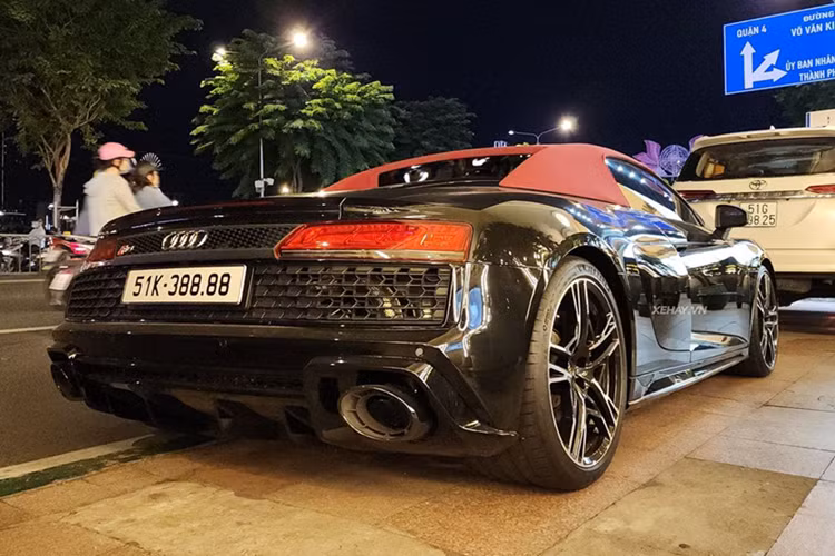 Kiểu mui xe này cũng mang đến sự cá tính riêng cho xe Audi R8 V10 Spyder 2022 bản nâng cấp giữa vòng đời. Chủ nhân của xe có thể mở mui xe R8 V10 Spyder ngay khi đang chạy nhưng tốc độ được hãng xe Audi khuyến cáo phải dưới 50 km/h.