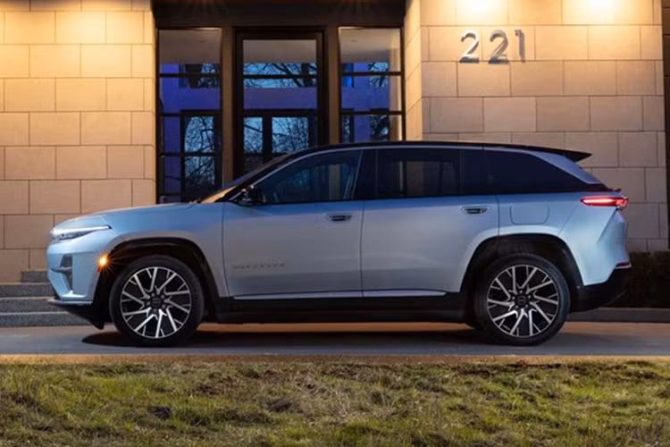 Mặc dù sở hữu hệ thống truyền động tương tự bản Launch Edition, tuy nhiên, công suất của bản xe SUV Jeep Wagoneer S Limited 2025 chỉ đạt 500 mã lực. Jeep đã khóa 100 mã lực của động cơ bằng phần mềm và người mua có thể mở khóa toàn bộ sức mạnh của xe nếu chấp nhận trả thêm một khoản phí.