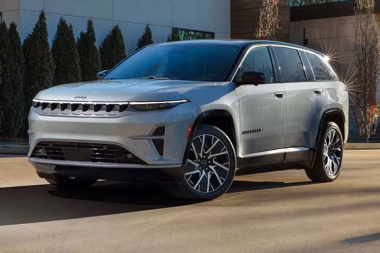Tại Triển lãm ô tô Chicago, Jeep đã công bố ra mắt phiên bản Limited mới dành cho mẫu SUV cỡ trung thuần điện Wagoneer S. Mức giá xe Jeep Wagoneer S Limited 2025 khởi điểm là 66.995 USD (tương đương 1,7 tỷ đồng), thấp hơn 5.000 USD so với phiên bản Launch Edition, bù lại, xe bị cắt giảm công suất động cơ và một số trang bị.