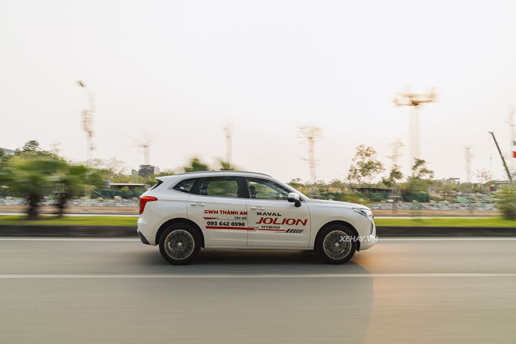 Bản Ultra cao cấp nhất sẽ có thêm công nghệ đỗ xe tự động, nhận diện biển báo giao thông, hỗ trợ chuyển làn, ga tự động thích ứng, camera 360 độ. Đây cũng là mẫu xe duy nhất trong phân khúc SUV cỡ B có tính năng đỗ xe tự động.