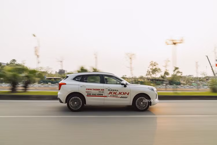 Bản Ultra cao cấp nhất sẽ có thêm công nghệ đỗ xe tự động, nhận diện biển báo giao thông, hỗ trợ chuyển làn, ga tự động thích ứng, camera 360 độ. Đây cũng là mẫu xe duy nhất trong phân khúc SUV cỡ B có tính năng đỗ xe tự động.