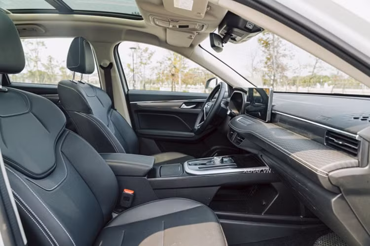 Bước vào khoang nội thất, Haval Jolion gây ấn tượng khi được trang bị hàng loạt tiện ích hiện đại như: màn hình trung tâm lớn 12,3 inch (bản Ultra), 10,25 inch (bản Pro) đặt nổi, hỗ trợ kết nối Apple CarPlay/Android Auto không dây