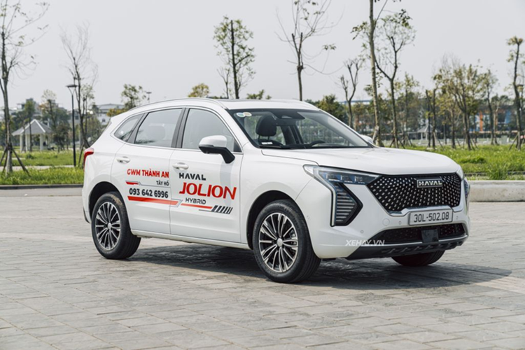 Chiếc xe Haval Jolion 2025 chạy thử tại Việt Nam mang phong cách trẻ trung với các đường nét bo tròn. Cả hai phiên bản đều được trang bị lưới tản nhiệt kiểu "bầu trời sao" nối liền cụm đèn pha LED thấu kính. Dải đèn định vị LED được đặt thấp hơn so với đèn chiếu sáng chính, tạo điểm nhấn độc đáo cho phần đầu xe.