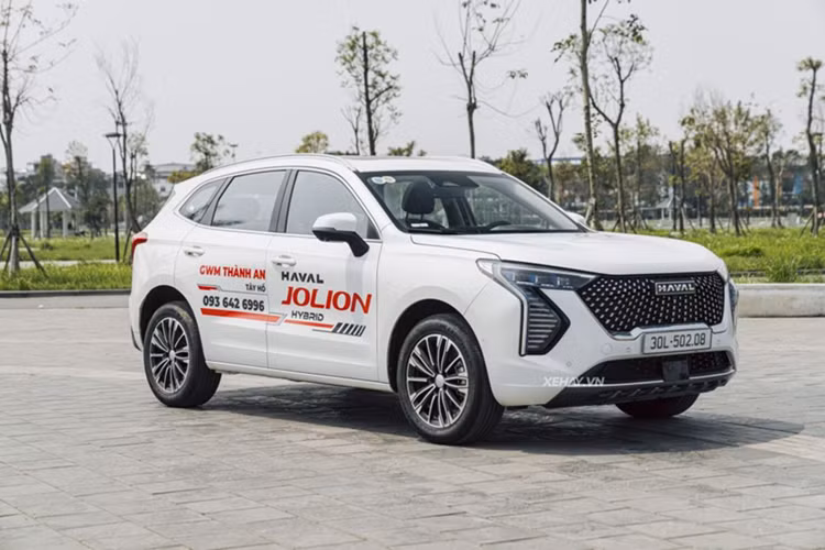Chiếc xe Haval Jolion 2025 chạy thử tại Việt Nam mang phong cách trẻ trung với các đường nét bo tròn. Cả hai phiên bản đều được trang bị lưới tản nhiệt kiểu "bầu trời sao" nối liền cụm đèn pha LED thấu kính. Dải đèn định vị LED được đặt thấp hơn so với đèn chiếu sáng chính, tạo điểm nhấn độc đáo cho phần đầu xe.