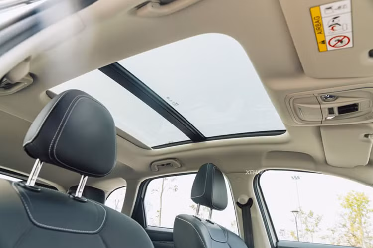 Bản Ultra sẽ có thêm chế độ làm mát ghế, màn hình HUD, sạc không dây, lọc không khí, 4 kính lên xuống một chạm và cửa sổ trời toàn cảnh.