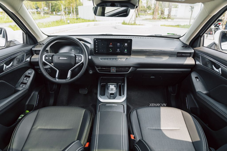 Bảng đồng hồ kỹ thuật số 7 inch hiển thị đầy đủ thông tin vận hành; vô-lăng D-Cut bọc da, tích hợp nhiều phím chức năng; cần số điện tử dạng núm xoay, ghế lái chỉnh điện 6 hướng, ghế phụ chỉnh cơ.