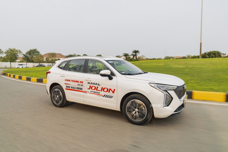 Về trang bị an toàn, Haval Jolion sở hữu gói hỗ trợ lái ADAS với các tính năng như cảnh báo va chạm phía trước, cảnh báo điểm mù, cảnh báo lệch làn, hỗ trợ giữ làn và kiểm soát hành trình.