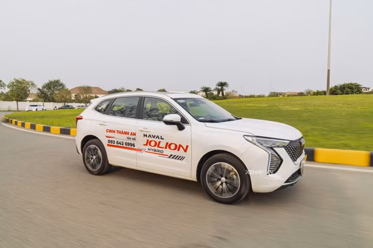 Về trang bị an toàn, Haval Jolion sở hữu gói hỗ trợ lái ADAS với các tính năng như cảnh báo va chạm phía trước, cảnh báo điểm mù, cảnh báo lệch làn, hỗ trợ giữ làn và kiểm soát hành trình.