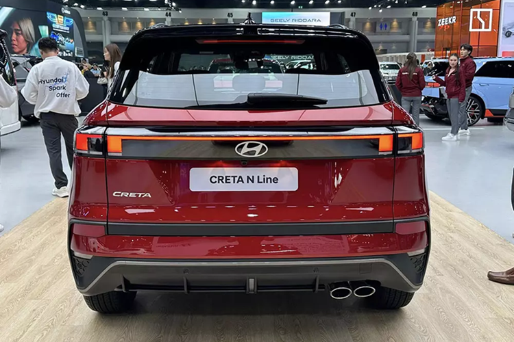 Xe có 4 chế độ lái là Normal, Eco, Sport và Smart. Trong khi đó, hệ thống kiểm soát lực kéo của xe có 3 chế độ là Snow, Mud và Sand. Như vậy, Hyundai Creta N Line 2025 ở Thái Lan không có tùy chọn động cơ xăng Smartstream G1.5 GDI 4 xi-lanh, tăng áp, dung tích 1.5L, tạo ra công suất tối đa 157,8 mã lực và mô-men xoắn cực đại 253 Nm như xe dành cho thị trường Indonesia.
