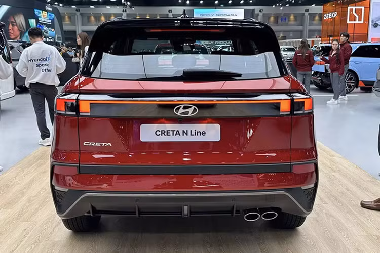 Xe có 4 chế độ lái là Normal, Eco, Sport và Smart. Trong khi đó, hệ thống kiểm soát lực kéo của xe có 3 chế độ là Snow, Mud và Sand. Như vậy, Hyundai Creta N Line 2025 ở Thái Lan không có tùy chọn động cơ xăng Smartstream G1.5 GDI 4 xi-lanh, tăng áp, dung tích 1.5L, tạo ra công suất tối đa 157,8 mã lực và mô-men xoắn cực đại 253 Nm như xe dành cho thị trường Indonesia.