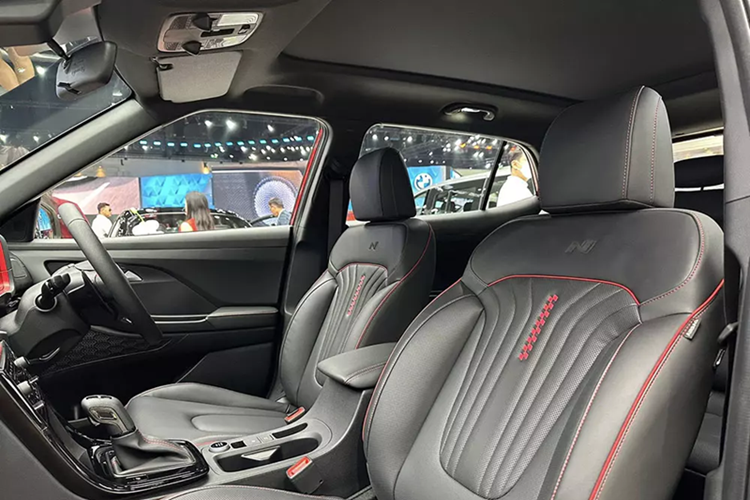 Sạc điện thoại không dây, nguồn điện 12 V, cổng USB, cửa sổ trời toàn cảnh chỉnh điện, đi kèm rèm che nắng và điều hòa tự động với cửa gió phía sau. Bên cạnh đó là những trang bị an toàn nổi bật như 6 túi khí, hệ thống hỗ trợ khởi hành ngang dốc, cảnh báo áp suất lốp, cảm biến lùi, hỗ trợ tránh va chạm phía trước