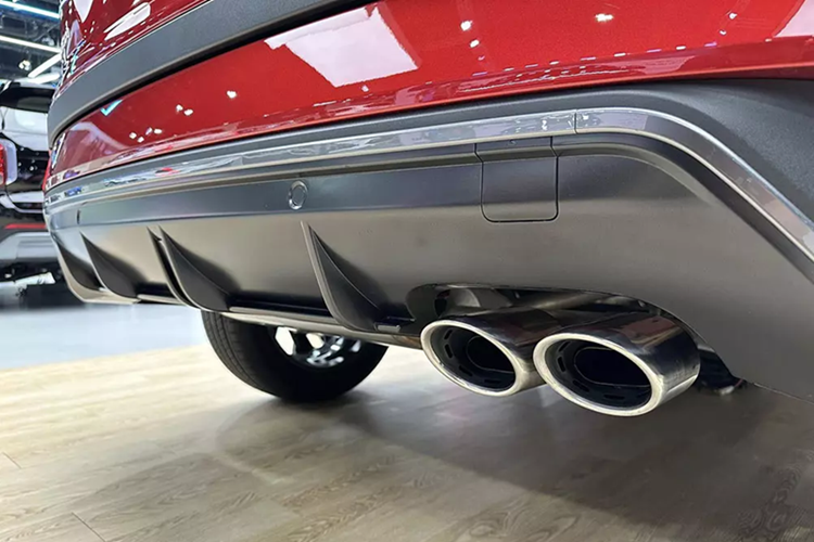 Tiếp theo đó là logo N Line xuất hiện ở nhiều nơi như lưới tản nhiệt, vành la-zăng và cửa cốp sau. Cùm phanh màu đỏ, cánh gió mui, bộ khuếch tán gió dưới cản sau và 2 đầu ống xả cũng là dấu hiệu nhận biết cho phiên bản Creta N Line mới.