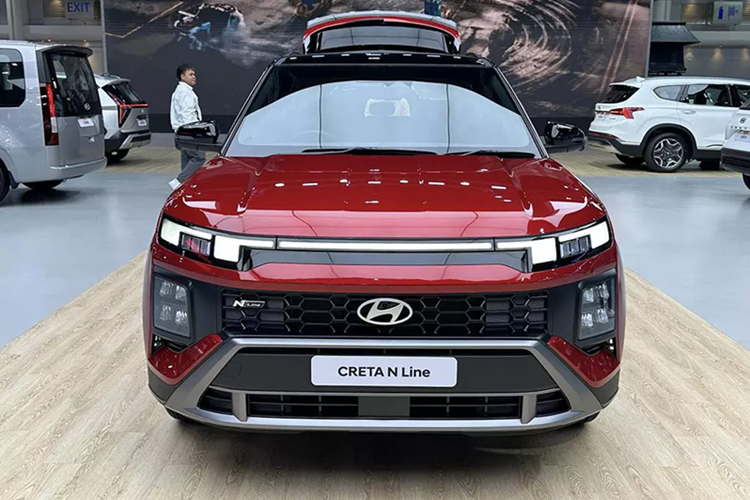 Tham gia Triển lãm Ô tô Quốc tế Bangkok (BIMS) 2025, hãng Hyundai tiếp tục giới thiệu Creta N Line với người tiêu dùng Thái Lan. Ở xứ sở Chùa vàng, mẫu SUV cỡ B này có giá không hề rẻ, giá xe Hyundai Creta N Line 2025 khởi điểm từ 1,199 Baht (khoảng 901 triệu đồng).