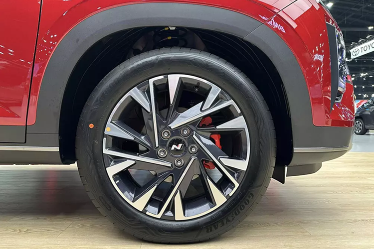 So với bản thường, Hyundai Creta N Line 2025 hiệu suất cao sở hữu ngoại hình thể thao và ấn tượng hơn. Có thể thấy rõ điều này qua những khu vực ngoại thất như cản trước/sau, lưới tản nhiệt và cánh lướt gió bên sườn. Ngoài ra, phiên bản N Line còn dùng bộ vành cỡ lớn hơn với đường kính 18 inch, đi kèm lốp 215/55 R18.