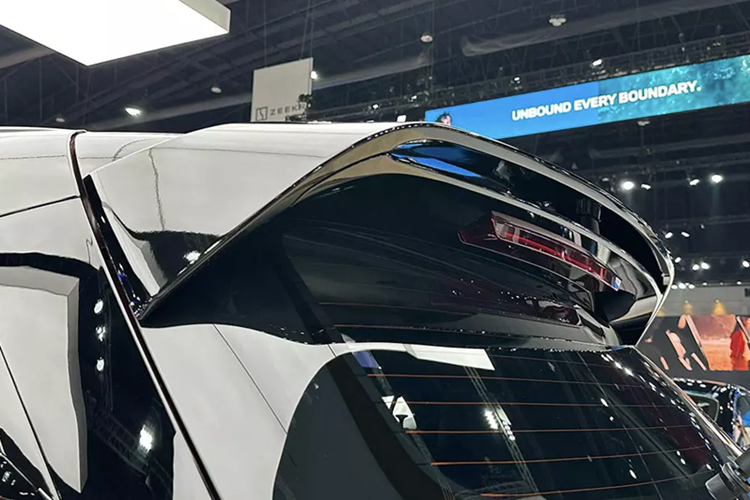 Không chỉ thiết kế mà kích thước của Hyundai Creta N Line 2025 cũng được điều chỉnh so với bản thường. Xe sở hữu kích thước dài x rộng x cao lần lượt 4.330 x 1.790 x 1.635 mm, chiều dài cơ sở 2.610 mm và khoảng sáng gầm 200 mm. So với bản thường, xe dài hơn 15 mm.