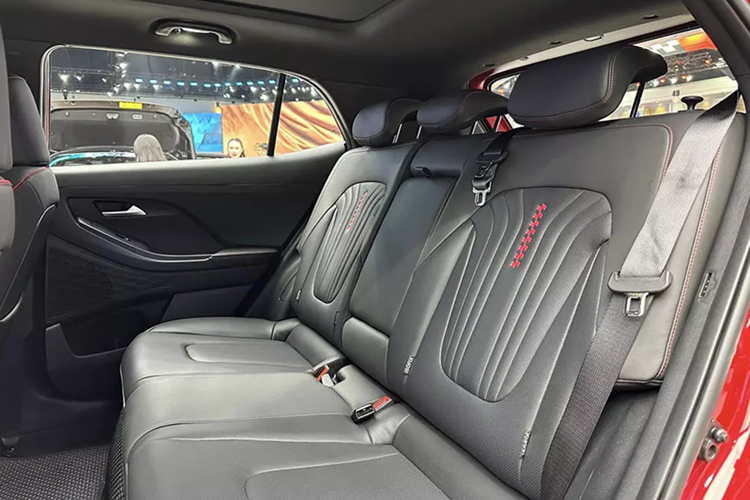 Hỗ trợ bám làn đường, hỗ trợ tránh va chạm trong điểm mù, hỗ trợ tránh va chạm với phương tiện cắt ngang khi lùi, hỗ trợ đèn pha, hỗ trợ tránh va chạm khi mở cửa, cảnh báo người lái mất tập trung và cảnh báo còn hành khách trên ghế sau.