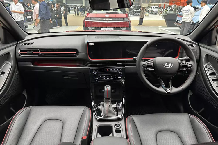 Chưa hết, hãng Hyundai còn thay đổi cả thiết kế của vô lăng và cần số dành cho bản N Line, cả hai chi tiết này đều đi kèm logo "N". Hệ thống đèn viền trang trí nội thất màu đỏ và bộ bàn đạp ốp kim loại cũng mang đến sự khác biệt cho phiên bản này.