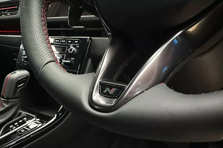 Là bản cao cấp nhất nên đương nhiên N Line sẽ có đủ trang bị như ghế bọc da tổng hợp, ghế lái chỉnh điện 6 hướng, vô lăng bọc da, bảng đồng hồ kỹ thuật số 10,25 inch với 5 chế độ hiển thị, màn hình cảm ứng trung tâm 10,25 inch, kết nối Apple CarPlay/Android Auto không dây, hệ thống âm thanh Bose 8 loa