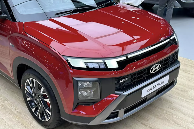 Tương tự ngoại thất, nội thất của Hyundai Creta N Line 2025 cũng có những điểm nhấn riêng. Để tạo cảm giác thể thao cho khu vực nội thất, hãng Hyundai đã bổ sung những chi tiết màu đỏ trên mặt táp-lô, màn hình, vô lăng, cần số và ghế.