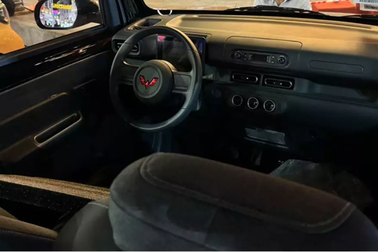 Các quan chức của Wuling nhấn mạnh rằng chiều cao của cửa sau là 569 mm. Điều này giúp việc chất và dỡ hàng dễ dàng hơn. Thiết kế tổng thể của Wuling Zhiguang EV khá đơn giản với đèn hậu vuông, lưới tản nhiệt khép kín vì nó vốn dĩ là xe điện.