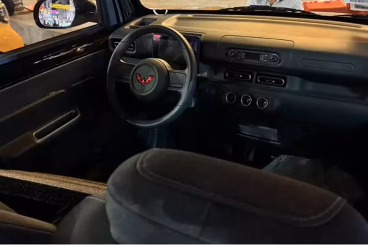 Các quan chức của Wuling nhấn mạnh rằng chiều cao của cửa sau là 569 mm. Điều này giúp việc chất và dỡ hàng dễ dàng hơn. Thiết kế tổng thể của Wuling Zhiguang EV khá đơn giản với đèn hậu vuông, lưới tản nhiệt khép kín vì nó vốn dĩ là xe điện.