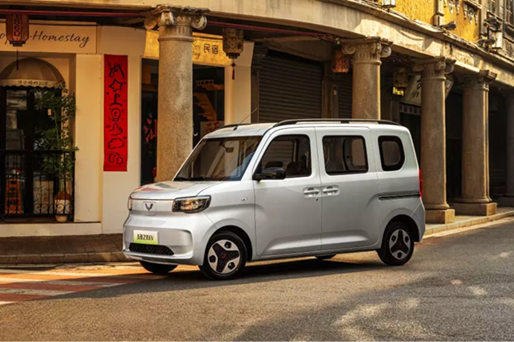  Wuling Zhiguang EV 2025 mới là sản phẩm mới nhất của liên doanh SAIC-GM-Wuling. Theo các viên chức của thương hiệu, sản phẩm này nhắm đến cả thị trường xe chở khách và xe thương mại vì xe rất linh hoạt. Đây là xe kết hợp có cửa trượt phía sau và không gian cốp xe lên đến 1.117 lít (khi gập hàng ghế thứ hai).