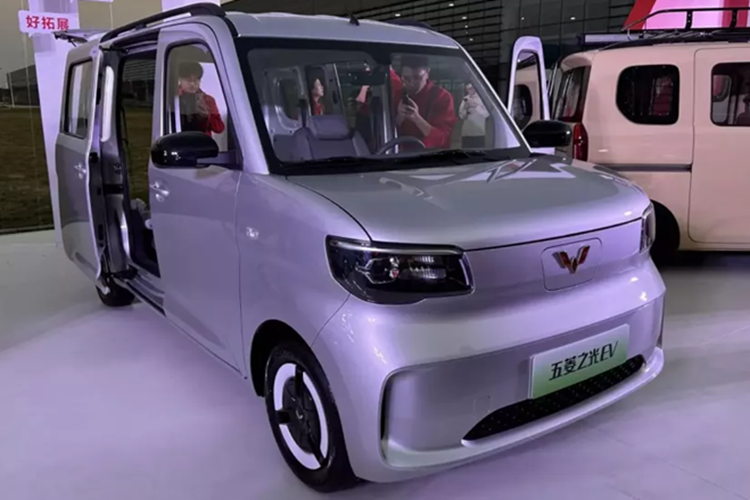 Chiếc xe điện kết hợp xe kei, Wuling Zhiguang EV giá rẻ đã chính thức bắt đầu được bán trước tại Trung Quốc với mức từ 47.800 – 50.800 nhân dân tệ (6.520 – 6.930 USD), tương đương 156 triệu đến 166 triệu đồng, 1 mức giá khá hợp lý cho ai cần xe chở hàng.