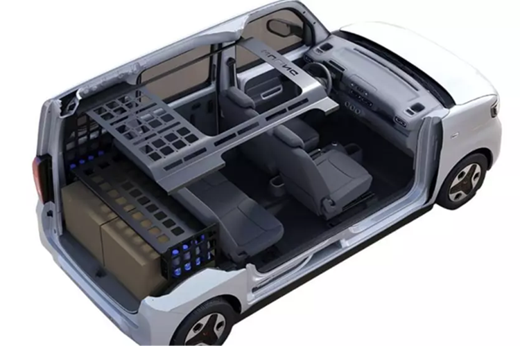 Bên trong, Zhiguang EV giữ nguyên sự đơn giản với vô lăng tròn hai chấu không có nút bấm, màn hình bảng đồng hồ nhỏ, nút điều khiển AC vật lý, phanh tay và cần số xoay. Khoang xe có bốn chỗ ngồi với bố cục 2+2. Tuy nhiên, lợi ích chính của Wuling Zhiguang EV là tính linh hoạt. Chiếc xe này có 20 lỗ lắp ren tiêu chuẩn M6, phù hợp để lắp các ngăn chứa đồ và giá để đồ.