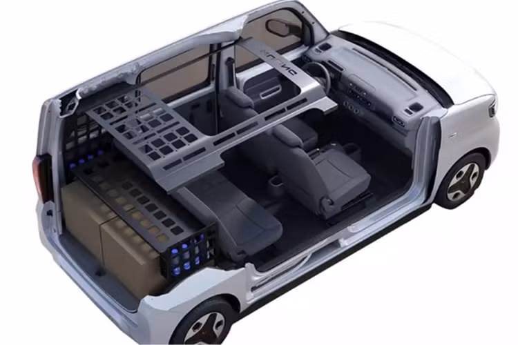 Bên trong, Zhiguang EV giữ nguyên sự đơn giản với vô lăng tròn hai chấu không có nút bấm, màn hình bảng đồng hồ nhỏ, nút điều khiển AC vật lý, phanh tay và cần số xoay. Khoang xe có bốn chỗ ngồi với bố cục 2+2. Tuy nhiên, lợi ích chính của Wuling Zhiguang EV là tính linh hoạt. Chiếc xe này có 20 lỗ lắp ren tiêu chuẩn M6, phù hợp để lắp các ngăn chứa đồ và giá để đồ.