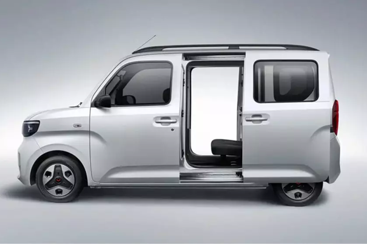 Ngoài ra, Zhiguang EV còn có giá để hành lý trên nóc xe. Như một điểm nhấn, chủ sở hữu Zhiguang EV có thể gắn nhiều phụ kiện khác nhau trên bảng điều khiển, bao gồm bàn gấp, giá để cốc và giá để điện thoại di động. Nhìn chung, chiếc xe này có tính thực dụng tuyệt vời. Tuy nhiên, hệ thống truyền động của xe khá cơ bản.