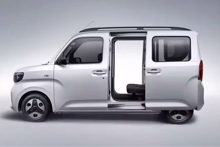 Ngoài ra, Zhiguang EV còn có giá để hành lý trên nóc xe. Như một điểm nhấn, chủ sở hữu Zhiguang EV có thể gắn nhiều phụ kiện khác nhau trên bảng điều khiển, bao gồm bàn gấp, giá để cốc và giá để điện thoại di động. Nhìn chung, chiếc xe này có tính thực dụng tuyệt vời. Tuy nhiên, hệ thống truyền động của xe khá cơ bản.